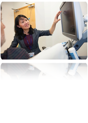 Image of Dr Ai Lyn Tan looking at a scan on a screen 